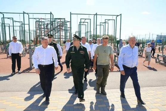 Губернатор Андрей Бочаров и замглавы Минобороны Александр Санчик посетили волгоградский центр «Юный ястреб»