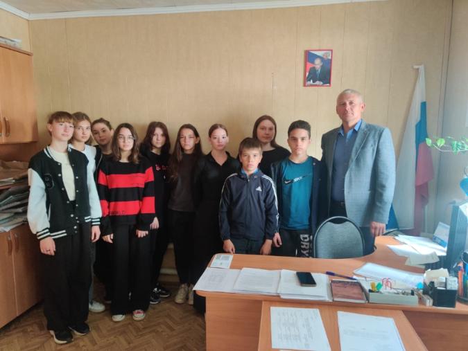 Школьники МБОУ Большебабинской СШ встретились с главой поселения Романовым Иваном Геннадьевичем благодаря проекту «ГосСтарт.Диалог»