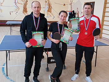 В спортивном зале Алексеевской ДЮСШ шесть команд работников образования показали свои способности в настольном теннисе