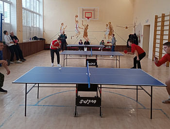 В спортивном зале Алексеевской ДЮСШ шесть команд работников образования показали свои способности в настольном теннисе